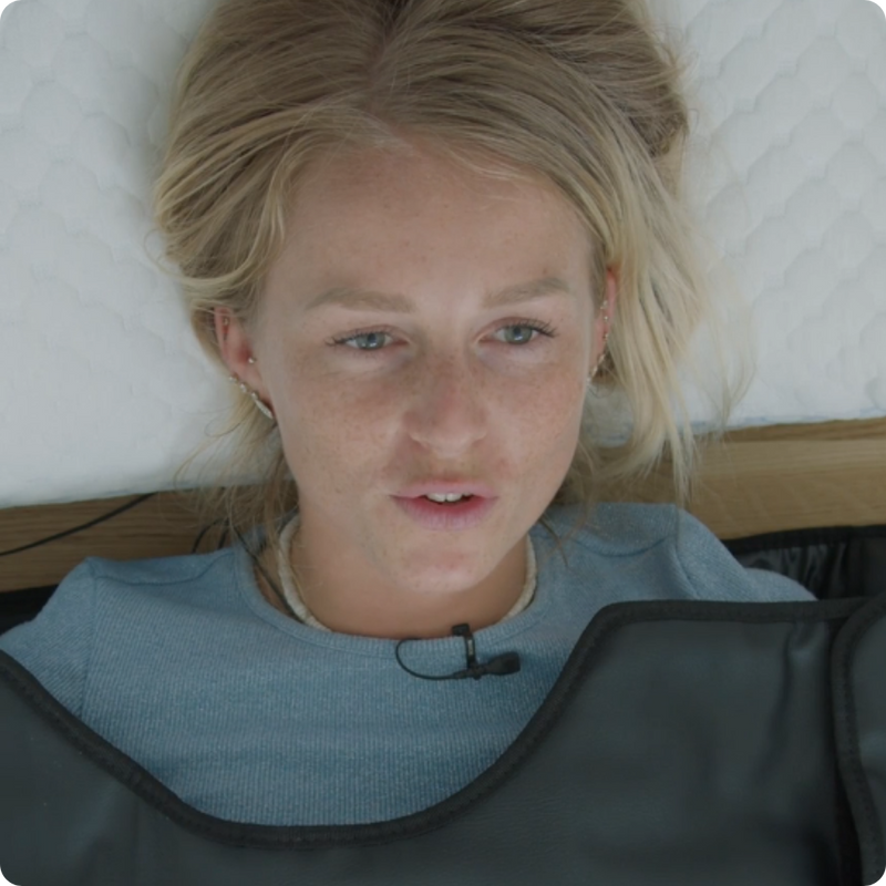 Tjej som ligger inne i INFRARÖD BASTUFILT