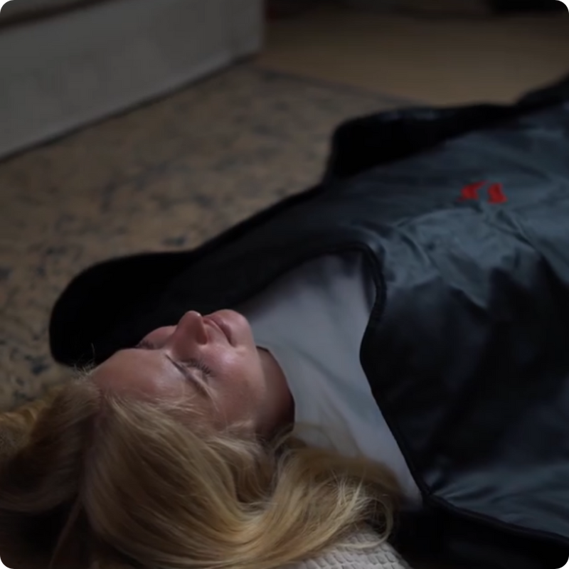 kvinna som ligger inne i INFRARÖD BASTUFILT